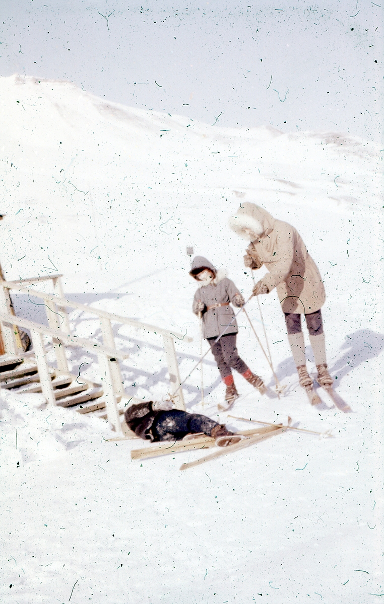 Bilder etter Hans og Astri Torgersrud som bodde i Longyearbyen i perioden 1955-1961