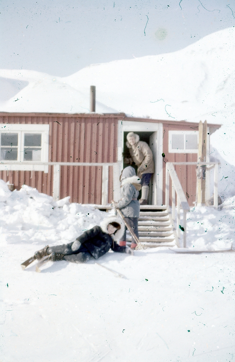 Bilder etter Hans og Astri Torgersrud som bodde i Longyearbyen i perioden 1955-1961