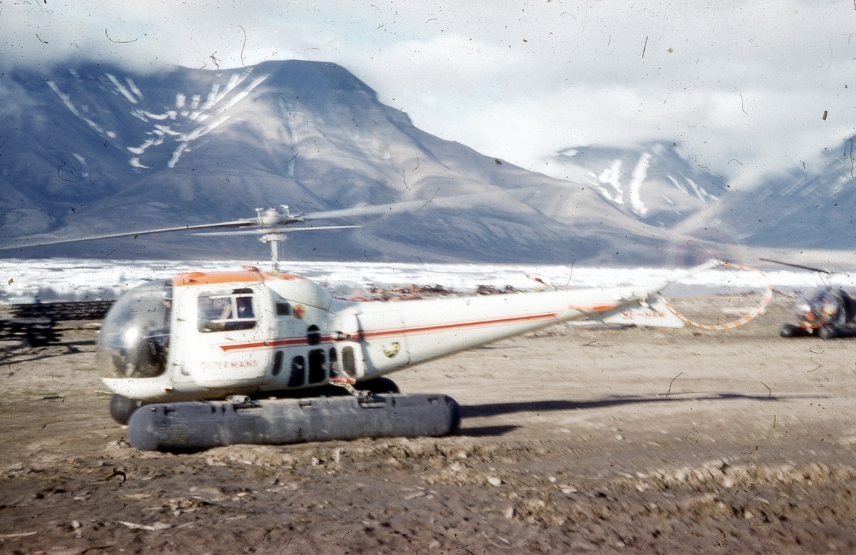 Bilder etter Hans og Astri Torgersrud som bodde i Longyearbyen i perioden 1955-1961