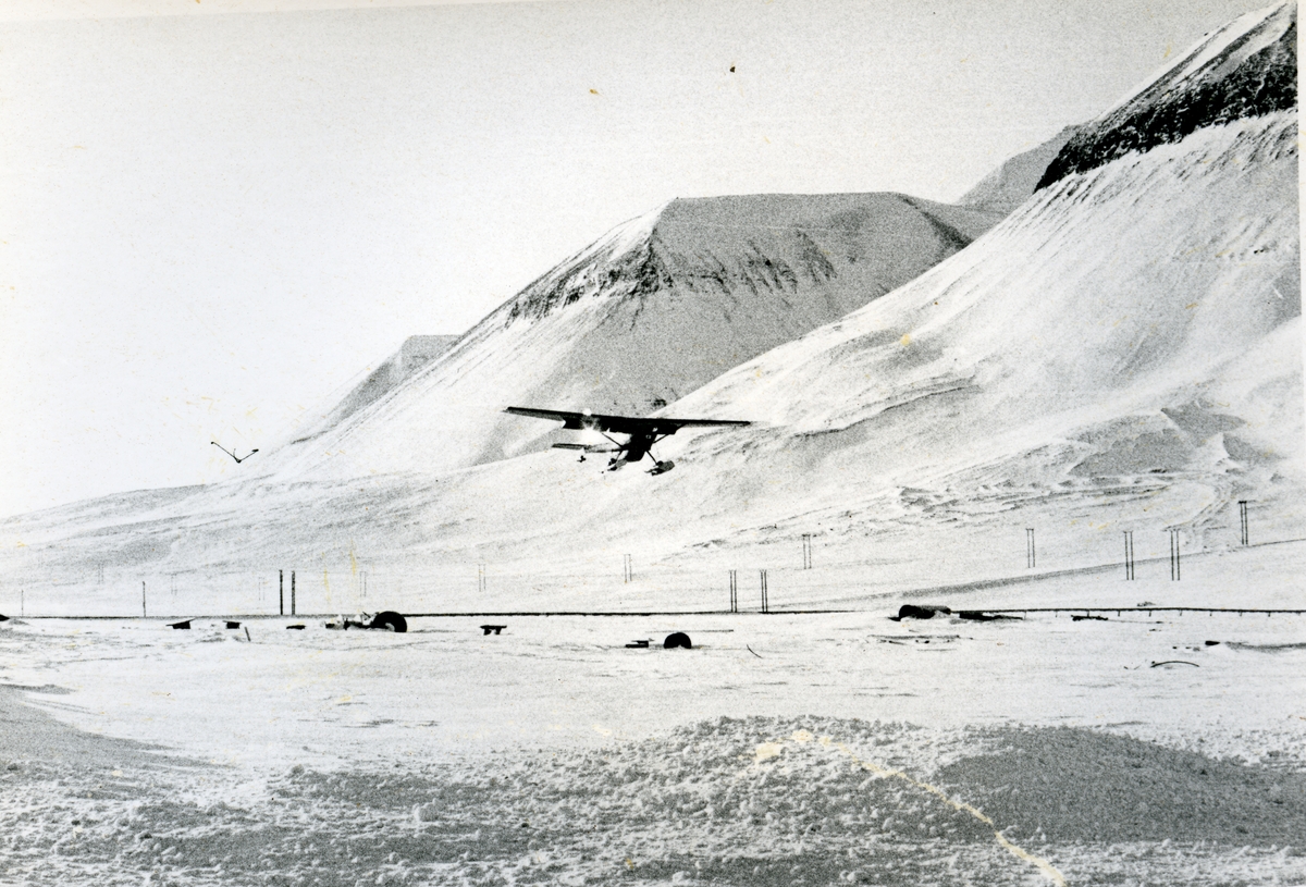 Fly letter fra Svea.Bilder hentet fra Saloonen i Sveagruva 2019 i forb. med oppryddingen.Tilhører aksesjon 2019:15