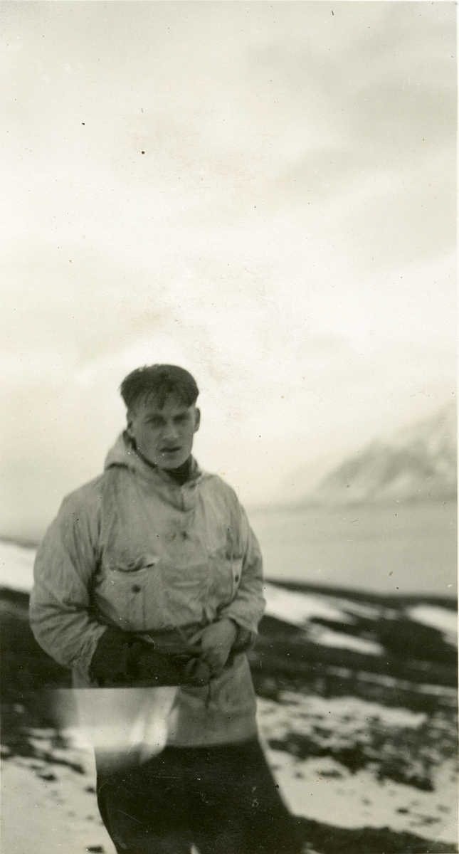 Bilde fra album etter Emanuel Fredrik Hagbarth Winge, f. 01.10.1904, d. 1956. Han var tannlege i Longyearbyen somrene 1935 og 36. Hans bror Sverre Winge var lege i samme tidsrom, men han overvintret. Originalene er returnert til  eier.