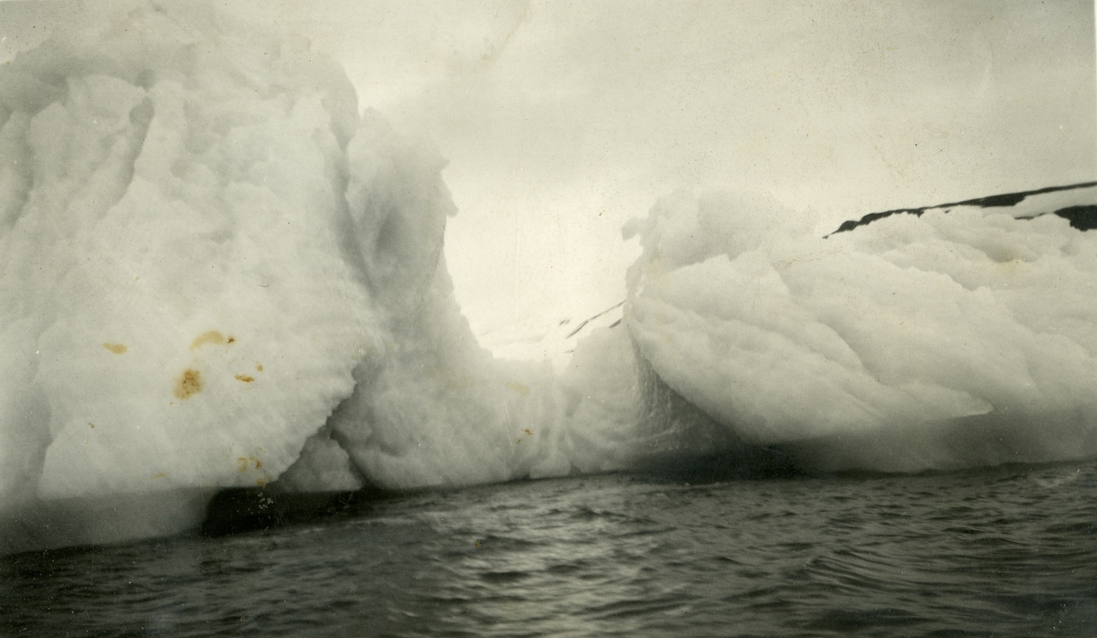 Bilde fra album etter Emanuel Fredrik Hagbarth Winge, f. 01.10.1904, d. 1956. Han var tannlege i Longyearbyen somrene 1935 og 36. Hans bror Sverre Winge var lege i samme tidsrom, men han overvintret. Originalene er returnert til  eier.