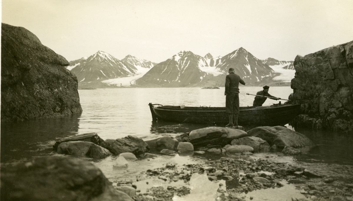 Bilde fra album etter Emanuel Fredrik Hagbarth Winge, f. 01.10.1904, d. 1956. Han var tannlege i Longyearbyen somrene 1935 og 36. Hans bror Sverre Winge var lege i samme tidsrom, men han overvintret. Originalene er returnert til  eier.Fra Kongsfjorden