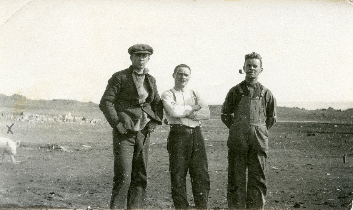 Bilde fra samling etter Emanuel Fredrik Hagbarth Winge, f. 01.10.1904, d. 1956. Han var tannlege i Longyearbyen somrene 1935 og 36. Hans bror Sverre Winge var lege i samme tidsrom, men han overvintret. Originalene er returnert til  eier. Den nye besetningen på Jan Mayen