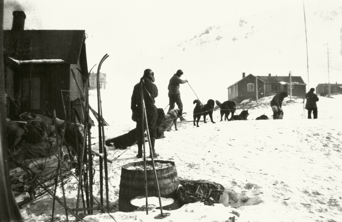 Bilder tatt av Walter Göpfer under opphold på og reise til Svalbard i perioden 1926-1933.Bildene er gitt til museet av barnebarnet Helmut Rasch.