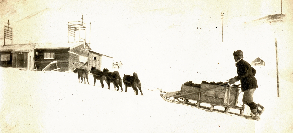 Bilder tatt av Walter Göpfer under opphold på og reise til Svalbard i perioden 1926-1933.Bildene er gitt til museet av barnebarnet Helmut Rasch.