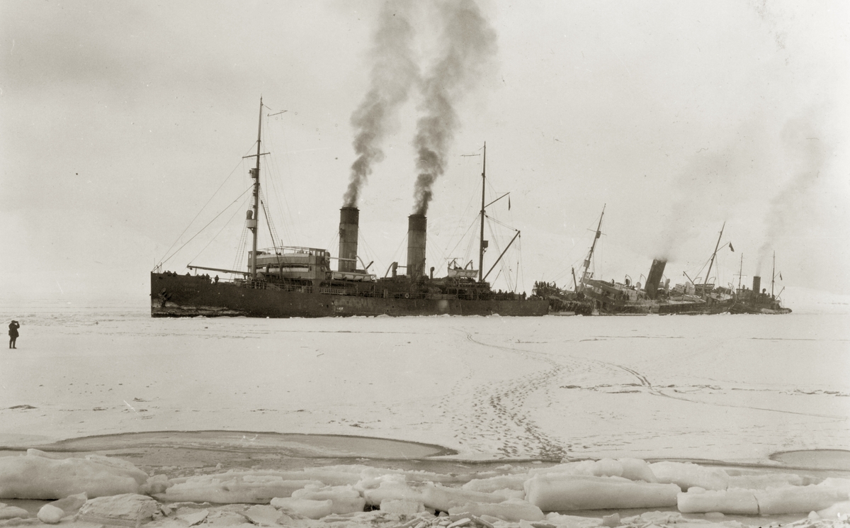 Heavy Icebreaker Lenin (??????? ?????) tries to rescue the trapped Malygin Bilder tatt av Walter Göpfer under opphold på og reise til Svalbard i perioden 1926-1933.Bildene er gitt til museet av barnebarnet Helmut Rasch. Redning av isbryteren Malygin som gikk på grunn utenfor Barentsburg