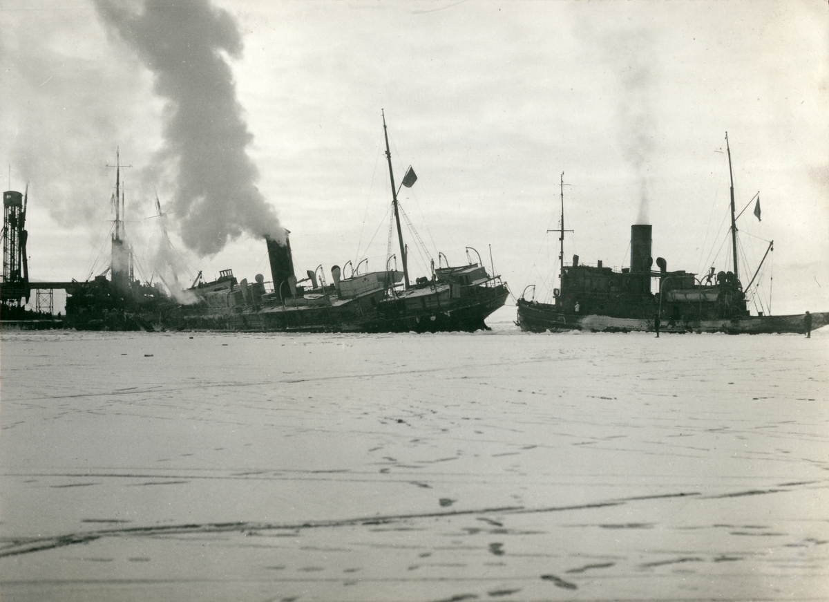 Icebreaker Malygin (??????? ???????) Bilder tatt av Walter Göpfer under opphold på og reise til Svalbard i perioden 1926-1933.Bildene er gitt til museet av barnebarnet Helmut Rasch. Redning av isbryteren Malygin som gikk på grunn utenfor Barentsburg