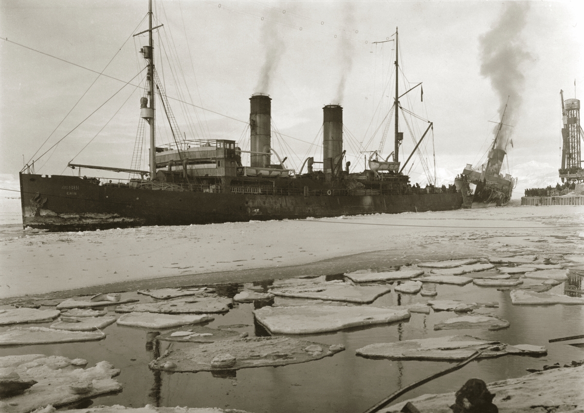 Heavy Icebreaker Lenin (??????? ?????) tries to rescue the trapped Malygin Bilder tatt av Walter Göpfer under opphold på og reise til Svalbard i perioden 1926-1933.Bildene er gitt til museet av barnebarnet Helmut Rasch. Redning av isbryteren Malygin som gikk på grunn utenfor Barentsburg