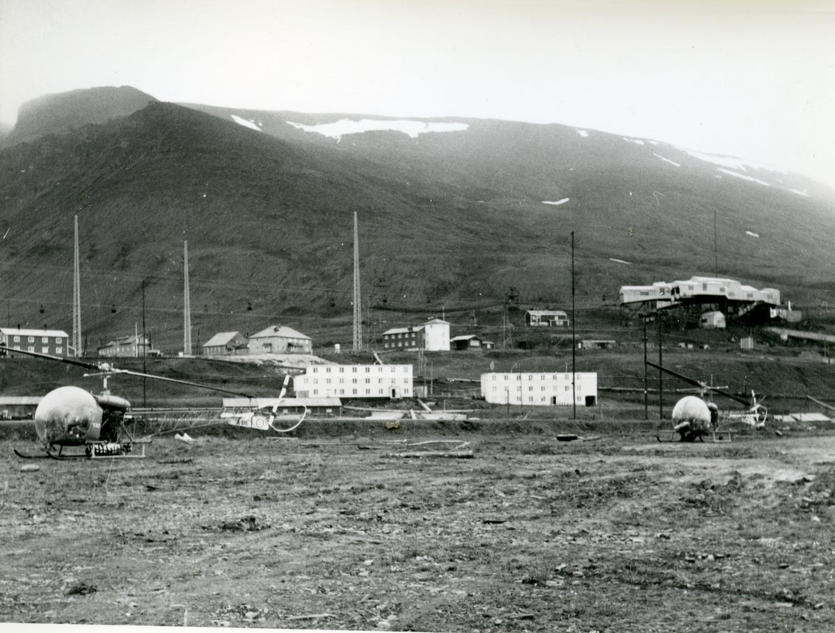 Bilder fra aksesjon 2020:08, fra samling hos Mary-Anns Polarrigg.2 helikopter, transport i forb med oljeaktivitet? Bilder tatt i forbindelse med Caltex' oljevirksomhet på Svalbard på 1960-tallet