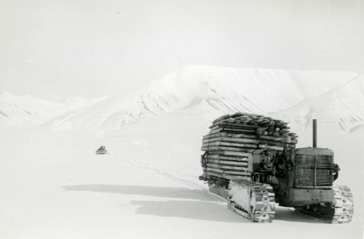 Bilder fra aksesjon 2020:08, fra samling hos Mary-Anns Polarrigg. Brakker på vei til Caltex Bilder tatt i forbindelse med Caltex' oljevirksomhet på Svalbard på 1960-tallet