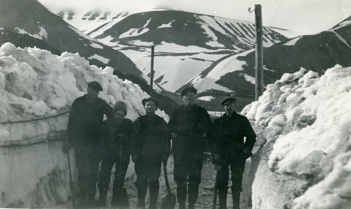 Bilder fra Sveagruva 1924-1925. Bildene er fra en samling etter Erik Andersson(04.11.1901-15.12.1994) fra Spånga i Stockholm. Tihører aksesjon SVB 2021-07