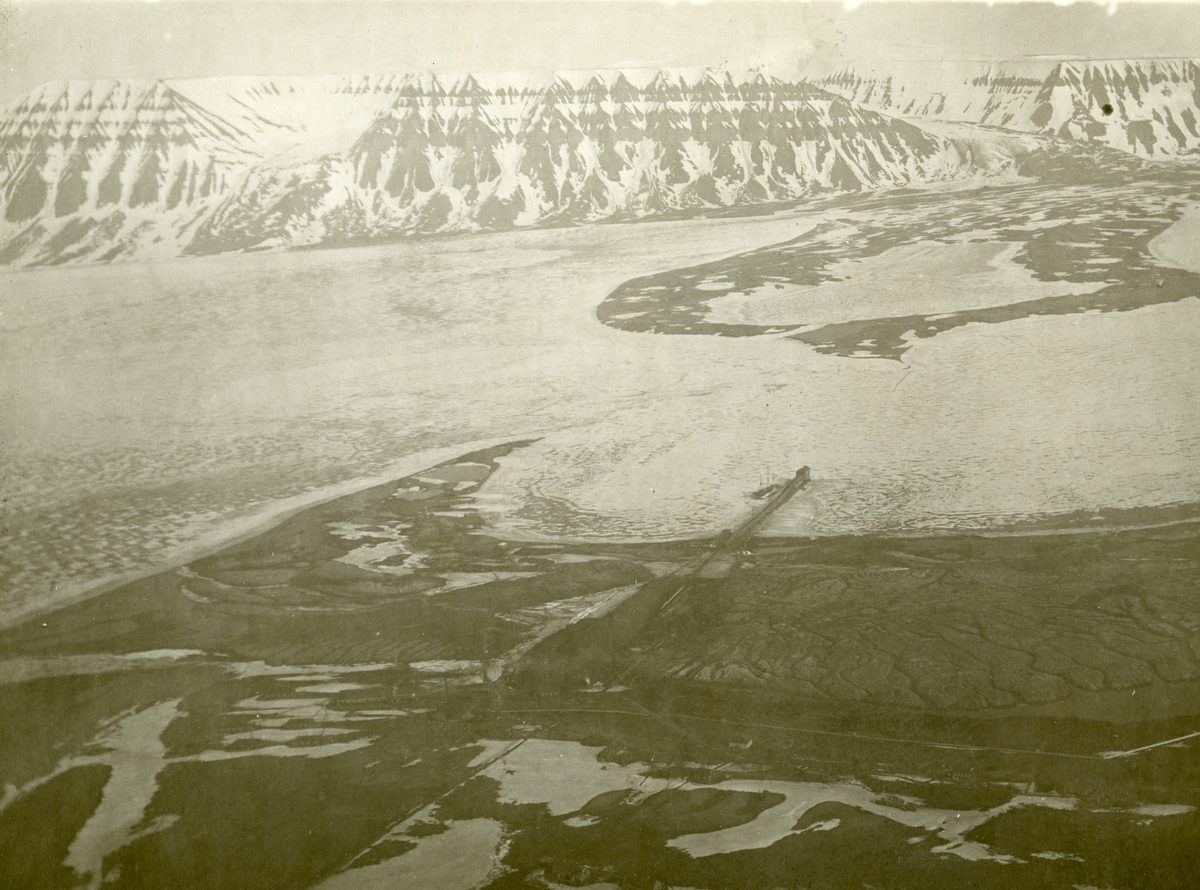 Bilder fra Sveagruva 1924-1925. Bildene er fra en samling etter Erik Andersson(04.11.1901-15.12.1994) fra Spånga i Stockholm. Tihører aksesjon SVB 2021-07