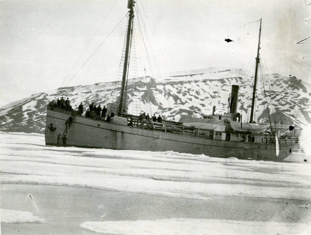 Bilder fra Sveagruva 1924-1925. Bildene er fra en samling etter Erik Andersson(04.11.1901-15.12.1994) fra Spånga i Stockholm. D/S Braganza ved iskanten, 3 mil fra gruva Tihører aksesjon SVB 2021-07