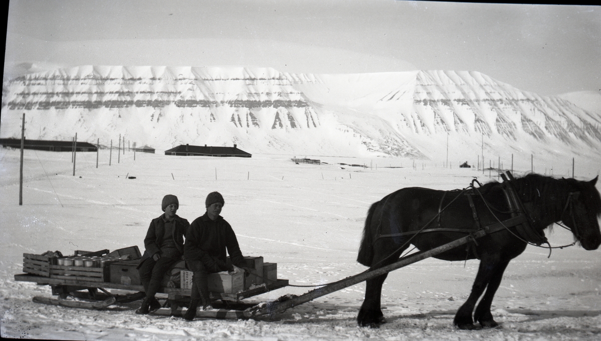 Bilder fra Sveagruva 1924-1925. Bildene er fra en samling etter Erik Andersson(04.11.1901-15.12.1994) fra Spånga i Stockholm. Tihører aksesjon SVB 2021-07