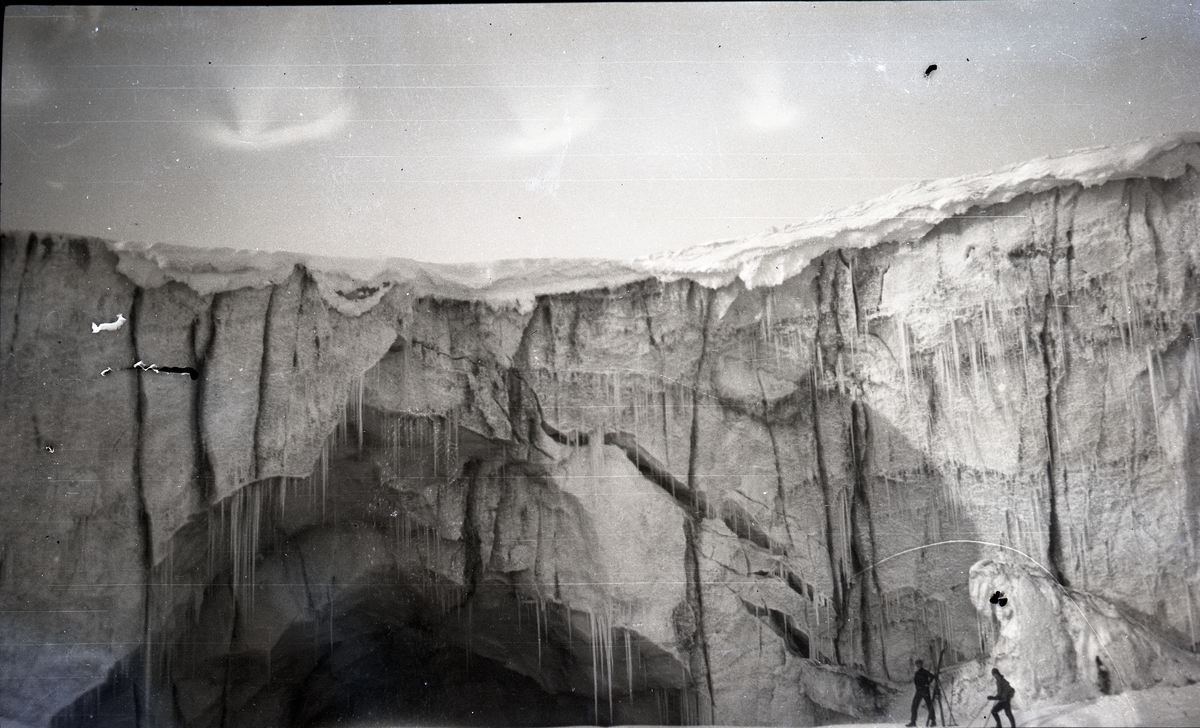 Bilder fra Sveagruva 1924-1925. Bildene er fra en samling etter Erik Andersson(04.11.1901-15.12.1994) fra Spånga i Stockholm. Ved Paulabreen Tihører aksesjon SVB 2021-07