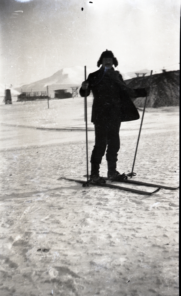 Bilder fra Sveagruva 1924-1925. Bildene er fra en samling etter Erik Andersson(04.11.1901-15.12.1994) fra Spånga i Stockholm. Tihører aksesjon SVB 2021-07