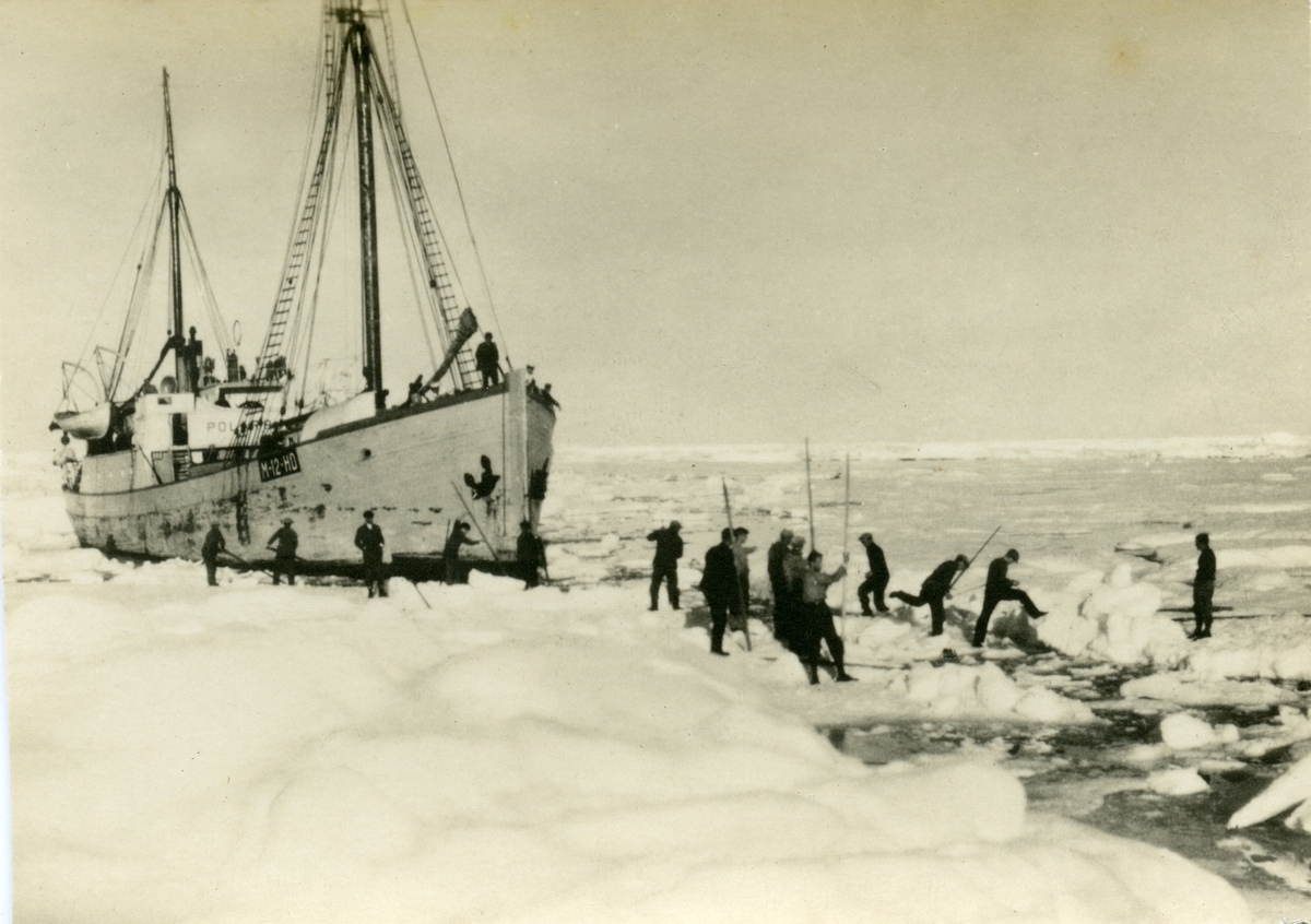 Bilder etter Thorleif Bjertnes som overvintret på Nordaustlandet i 1933-34. Hans dagbøker fra oppholdet er gitt ut av datteren Lee Carmody(LindaCatherine Scott) hos Svalbard Museum