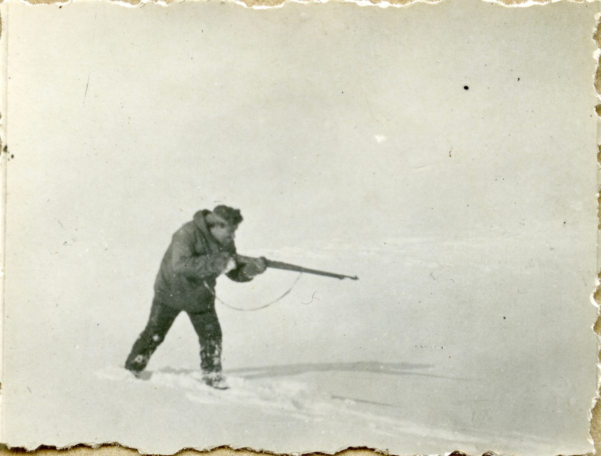 Bilder etter Thorleif Bjertnes som overvintret på Nordaustlandet i 1933-34. Hans dagbøker fra oppholdet er gitt ut av datteren Lee Carmody(LindaCatherine Scott) hos Svalbard Museum