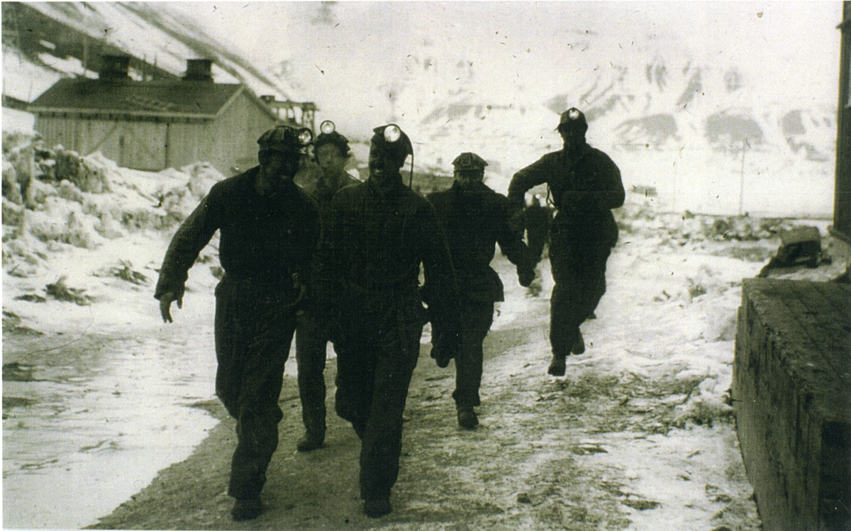 Bilder innlevert av Stein Balstad i 1999. Bildene har tilhørt hans foreldre Liv Balstad og Håkon Balstad. Håkon Balstad var sysselmann på Svalbard fra 1945 til 1956. Gruvearbeidere