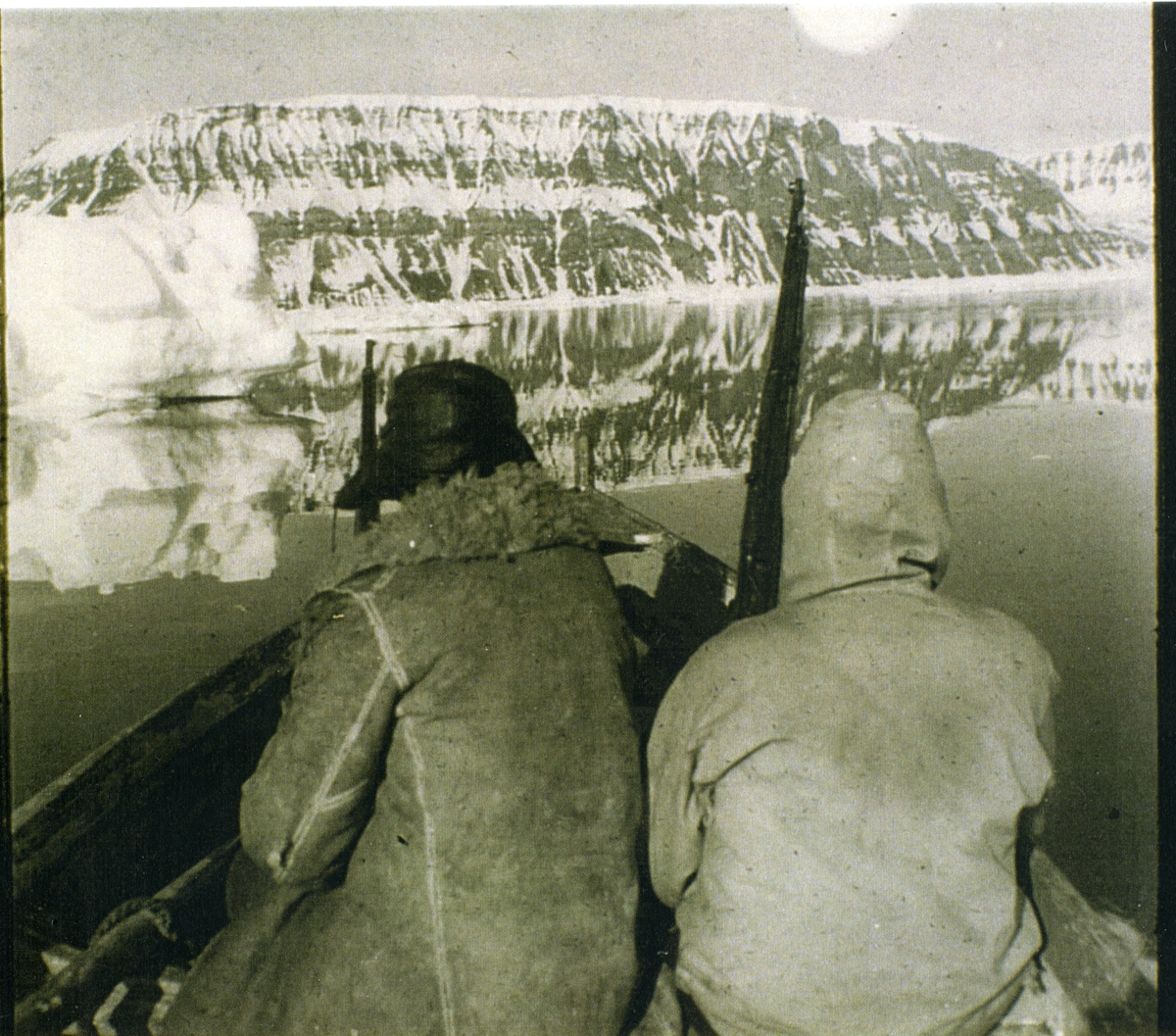 Bilder innlevert av Stein Balstad i 1999. Bildene har tilhørt hans foreldre Liv Balstad og Håkon Balstad. Håkon Balstad var sysselmann på Svalbard fra 1945 til 1956.