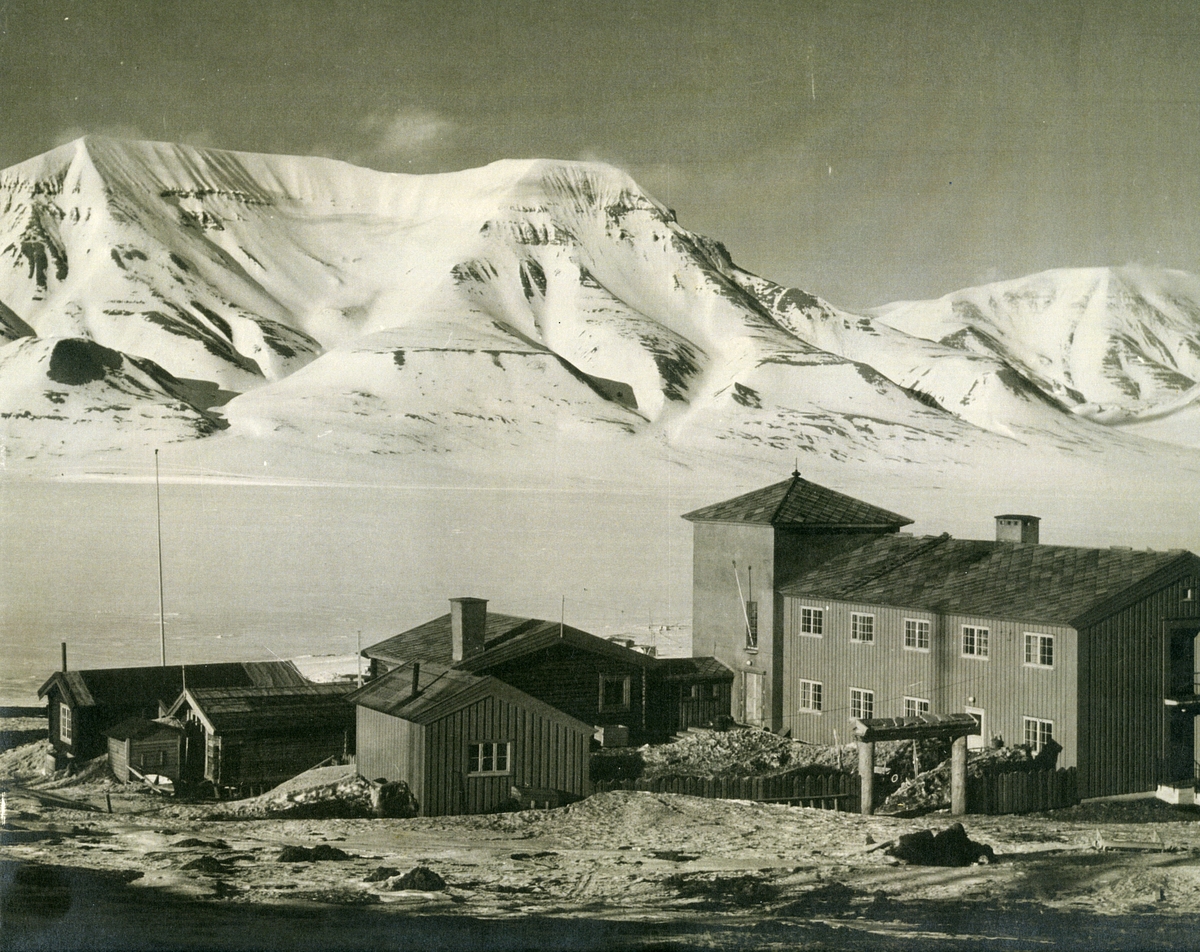 Bilder fra albumkopi levert inn av Stein Balstad, sønn av Liv Balstad, født Hodne( 09.07.1915-07.03.1966) og Håkon Balstad(1904-1964). Håkon Balstad var sysselmann på Svalbard fra 1945-1956. Albumet finnes i privatarkiv Balstad. Sysselmannsgården tregnet av arkitekt Eindride Slaatto