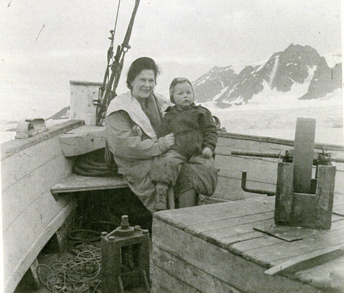 Bilder fra albumkopi levert inn av Stein Balstad, sønn av Liv Balstad, født Hodne( 09.07.1915-07.03.1966) og Håkon Balstad(1904-1964). Håkon Balstad var sysselmann på Svalbard fra 1945-1956. Albumet finnes i privatarkiv Balstad.