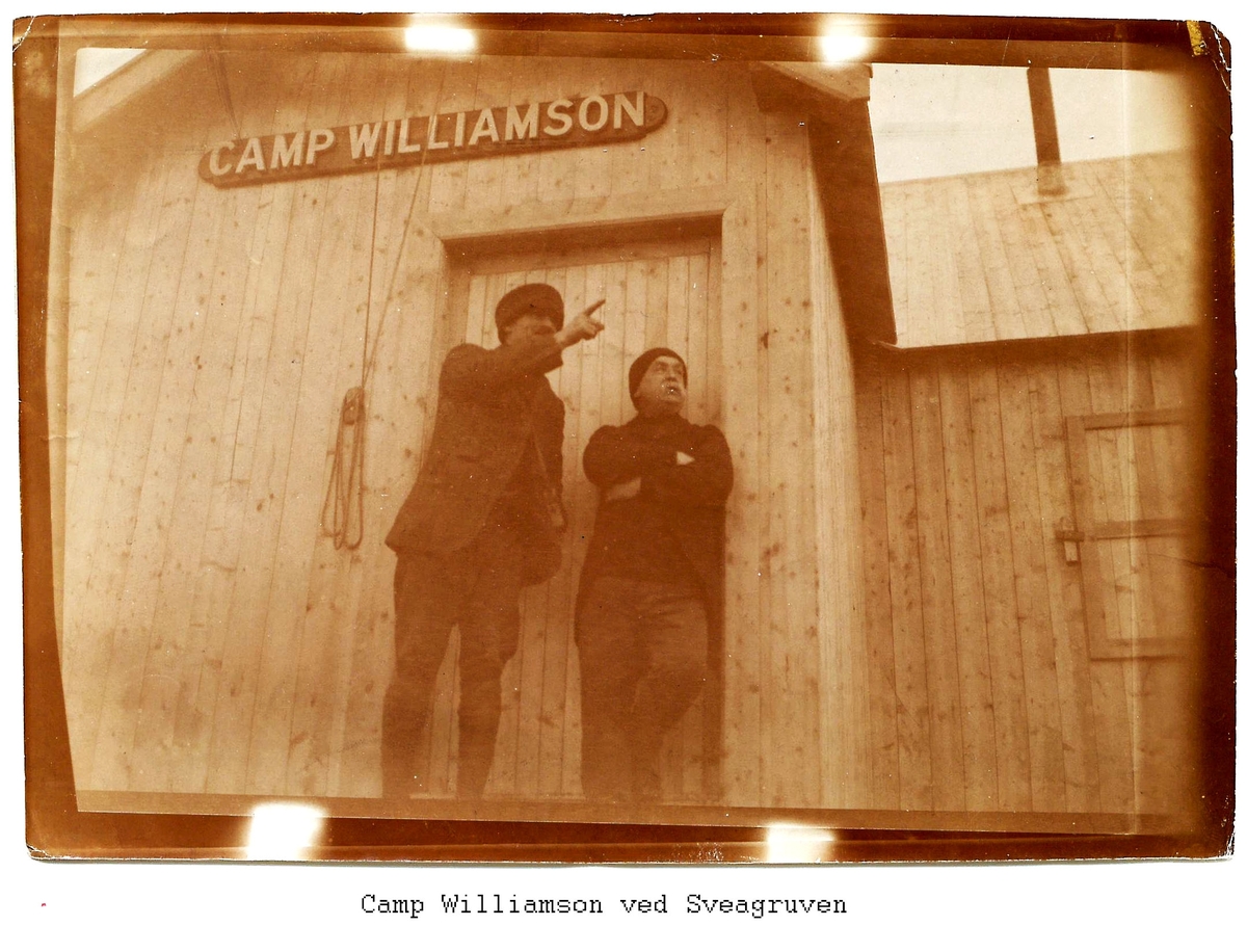 Alf Frantzens fotosamling: Camp Williamson i Northern Exploration Company’s marmorbrudd i London på Blomstrandhalvøya. Antagelig Alf Frantzen til venstre. 1912.