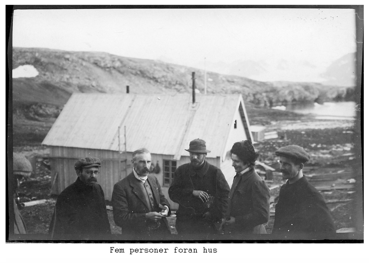 Alf Frantzens fotosamling: Fem personer bak hus i Northern Exploration Company’s marmorbrudd i London på Blomstrandhalvøya. Alf Frantzen nummer to fra venstre.