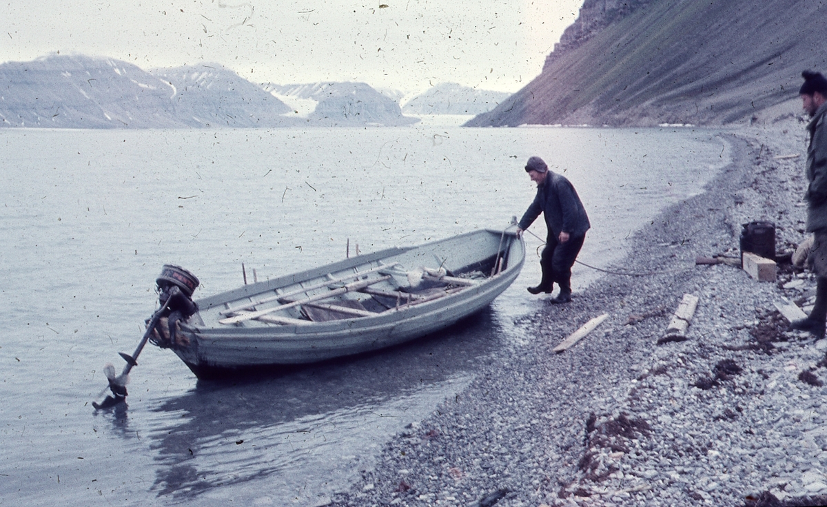 Hilmar Nøis med tyske journalister i Tempelfjorden.