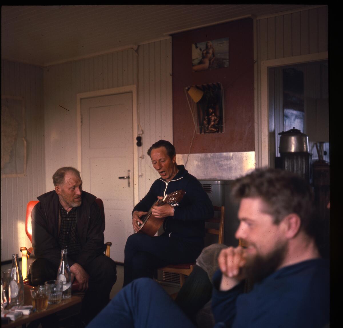 Tysk reisefølge på besøk hos den meteorologiske stasjonen på Bjørnøya. 