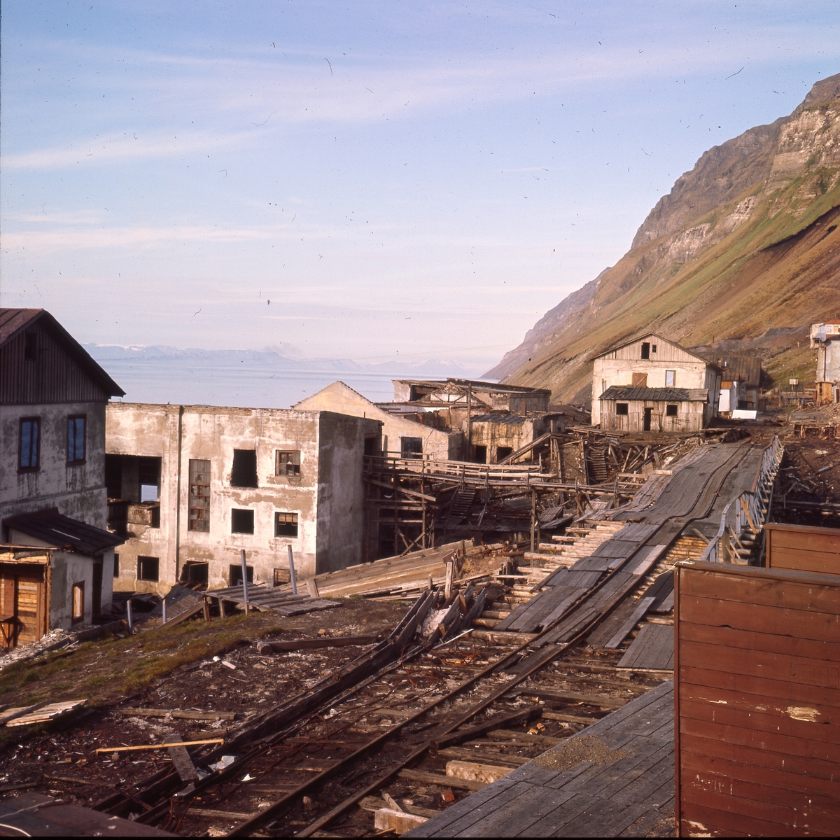 Grumantbyen en gang etter den ble forlatt.