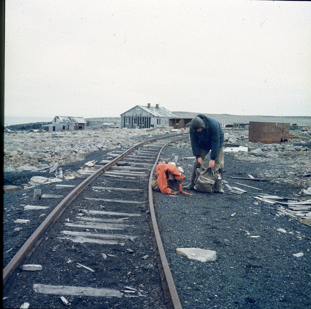 Restene etter jernbanen ved Tunheim på Bjørnøya. -Svalbard museum ...