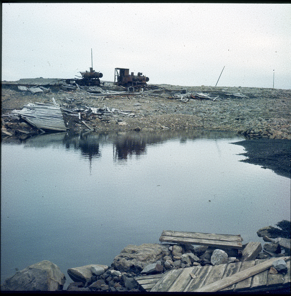 Forlatt lokomotiv ved Tunheim, på Bjørnøya. -Svalbard museum ...