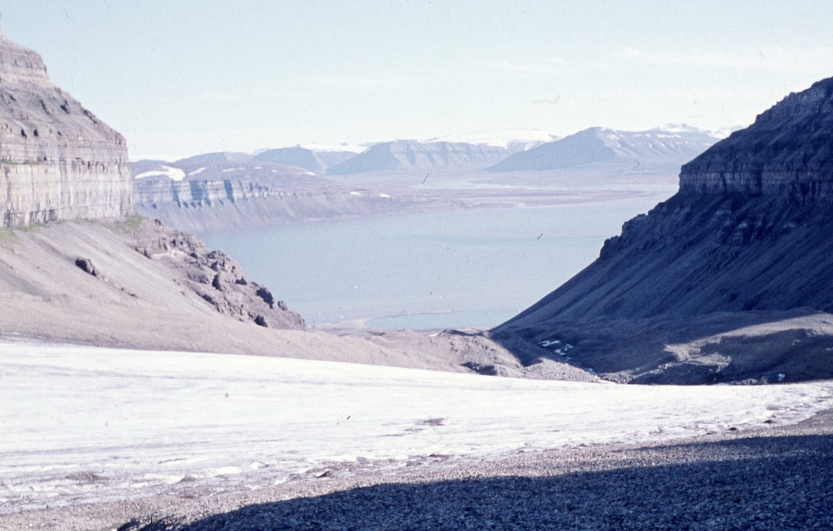 Enden av Kommssiarbreen i Bjonadalen, mot Sassendalen.