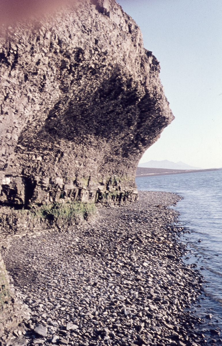 Fjord/hav med fjell i bakgrunnen.