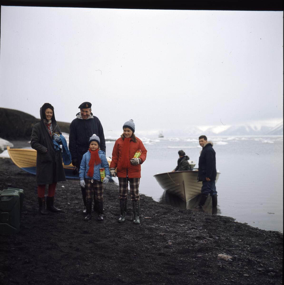 Famille på tur, muligens på Reveneset.  