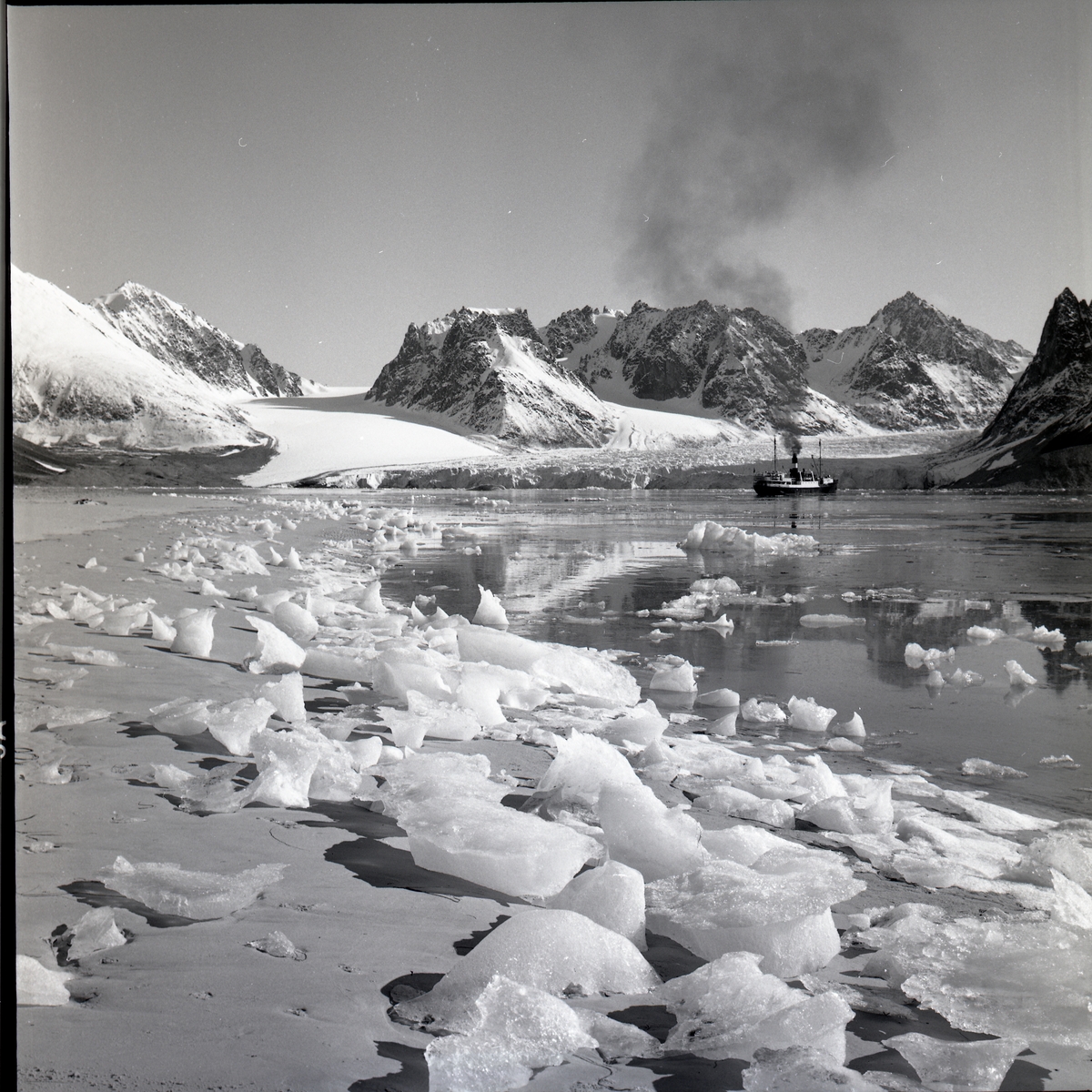 Magdalenafjorden med DS Lyngen.