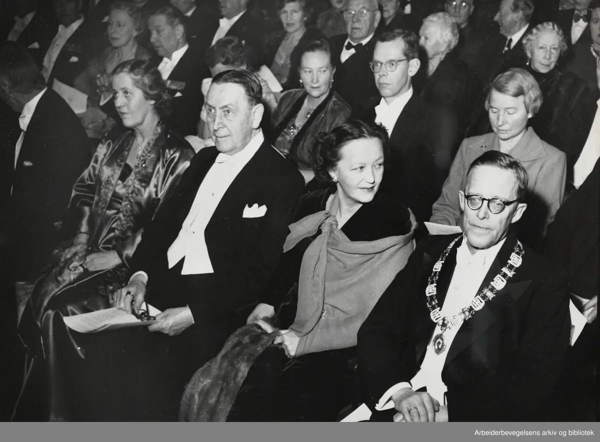 Minnefest i Universitetets aula i forbindelse med Holbergjubileet 28/1 - 1954. "Til høyre professor Frede Castberg med frue og professor Francis Bull med frue".