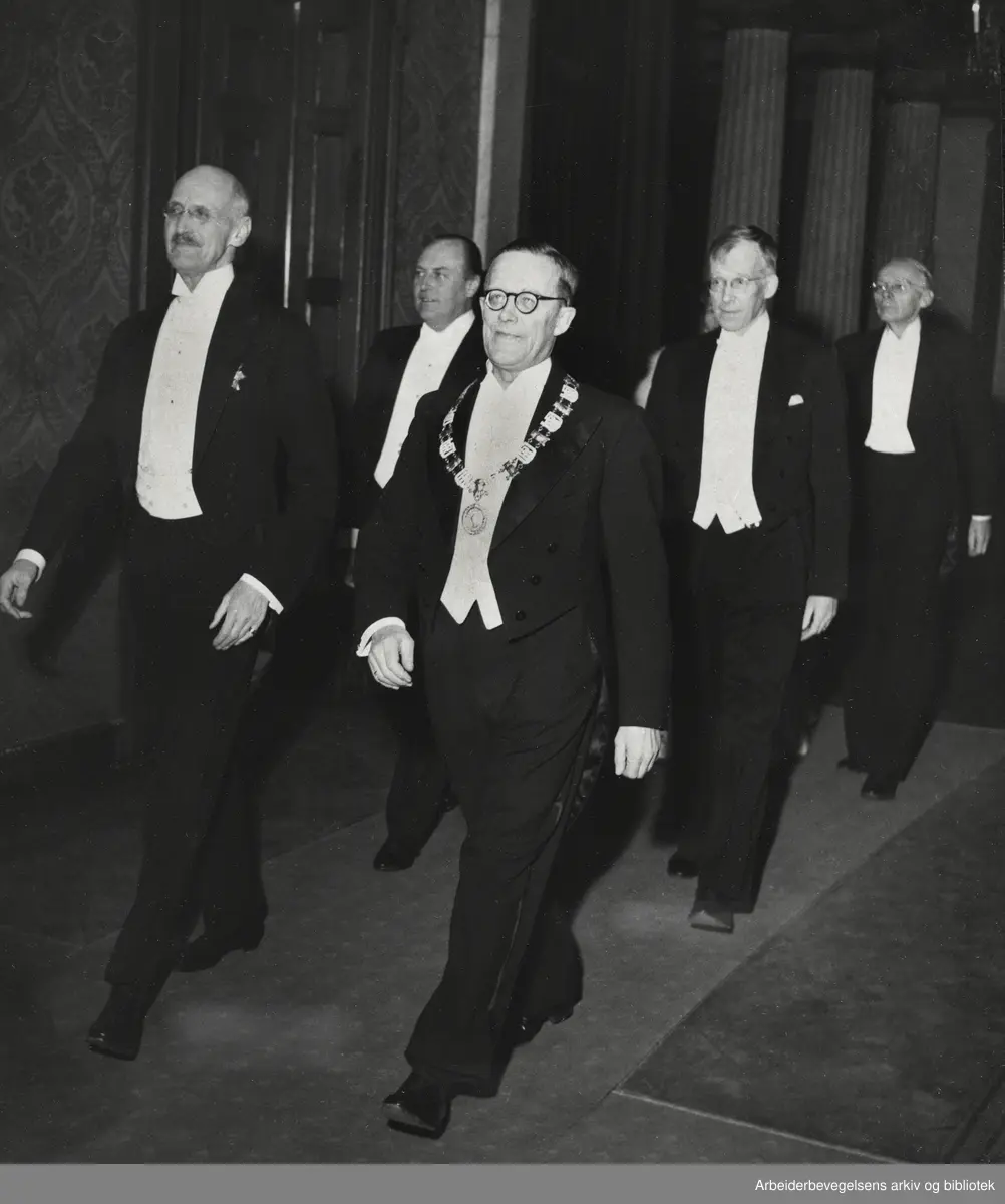 Minnefest i Universitetets aula i forbindelse med Holbergjubileet 28/1 - 1954. Fra venstre: Kong Haakon VII, Kronprins Olav og Universitetets rektor Frede Castberg