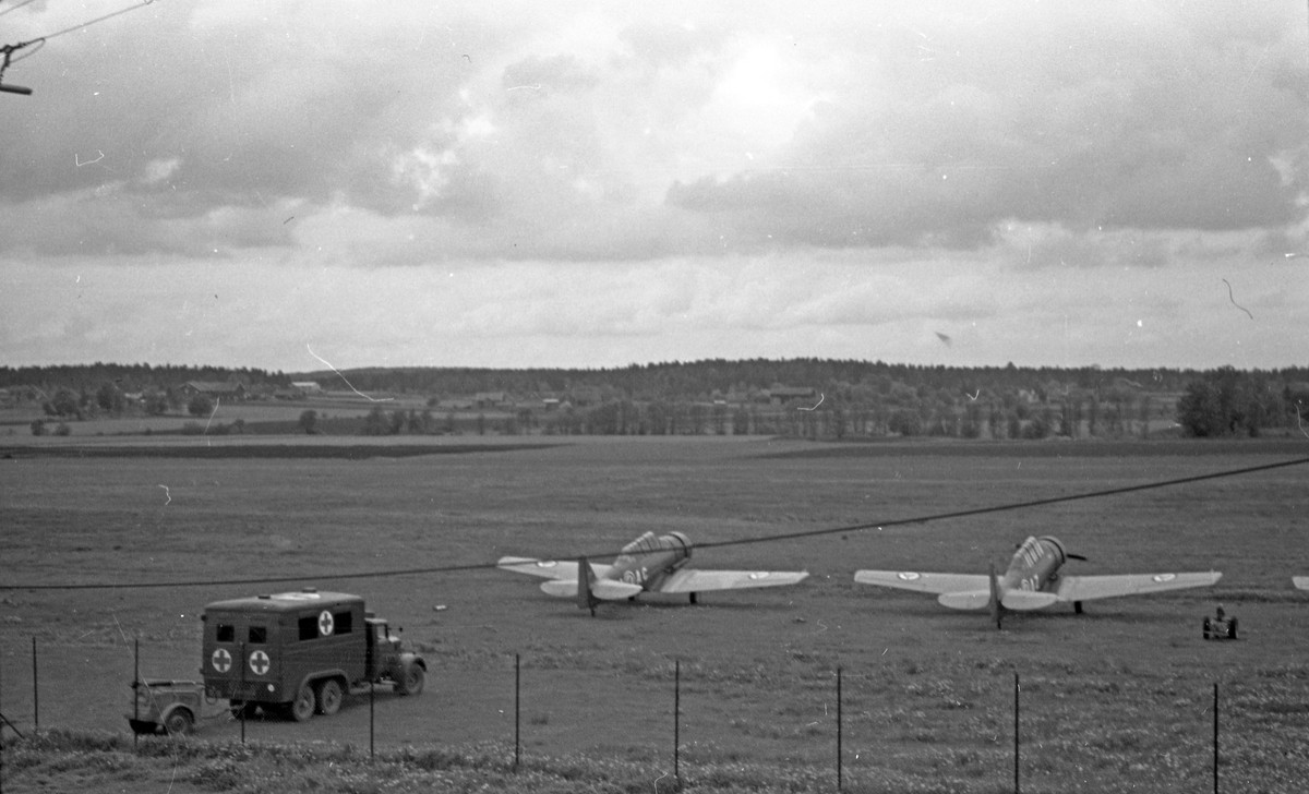 To av Luftforsvarets Fairchild Cornells oppstilt på Rygge flyplass.