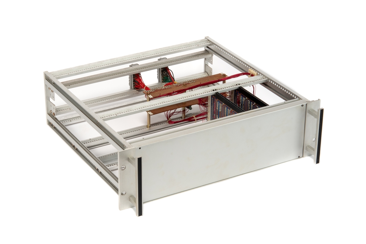 Innebygd enhet med kretskort og multikontakter.
Enheten er skrudd fast til seksjonen, men kan demonteres og løftes ut ved hjelp av to håndtak foran på panelet.