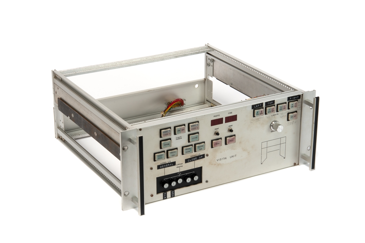 Innebygd enhet med styring for kamera og lys. 
Enheten er skrudd fast til seksjonen, men kan demonteres og løftes ut ved hjelp av to håndtak foran på panelet.