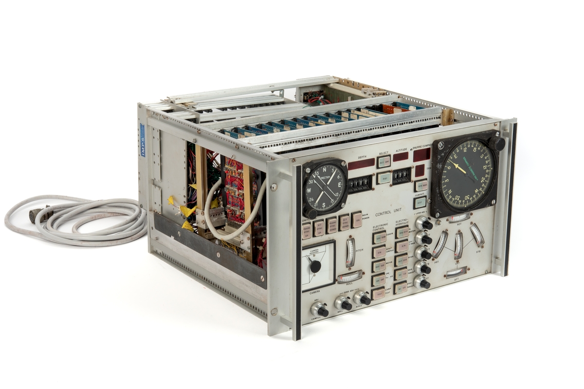 Innebygd enhet med hovedkontrollsystemet som kommuniserte med undervannsfarkosten Snurre.

Farkosten hadde både magnetisk master kompass og master gyrokompass. Øverst til venstre på panelet er instrumentet som kommuniserte med det magnetiske master kompasset i farkosten. Øverst til høyre er instrumentet som kommuniserte med master gyrokompasset. 

Instrument for visning av retning til kamera er plassert nederst til venstre på panelet. 

Ved bruk av funksjoner nederst til høyre på panelet ble blant annet fremdrifts- og styresystemet kontrollert. Hjulene lengst til høyre styrte sidepropellene, og de svarte knappene ble brukt for finjustering.

Enheten er skrudd fast til skinner for å gjøre det enklere å dra den ut i forbindelse med service eller utskiftning.