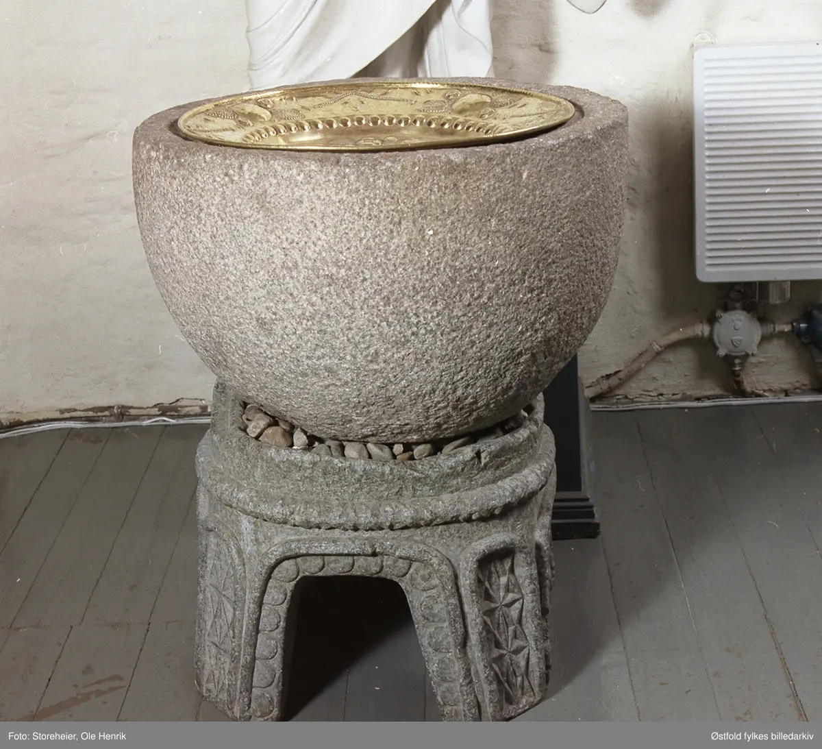Døpefont i Hobøl kirke, fotografert 2005.
Døpefont av romansk type, kum av granitt og fot av kleberstein.