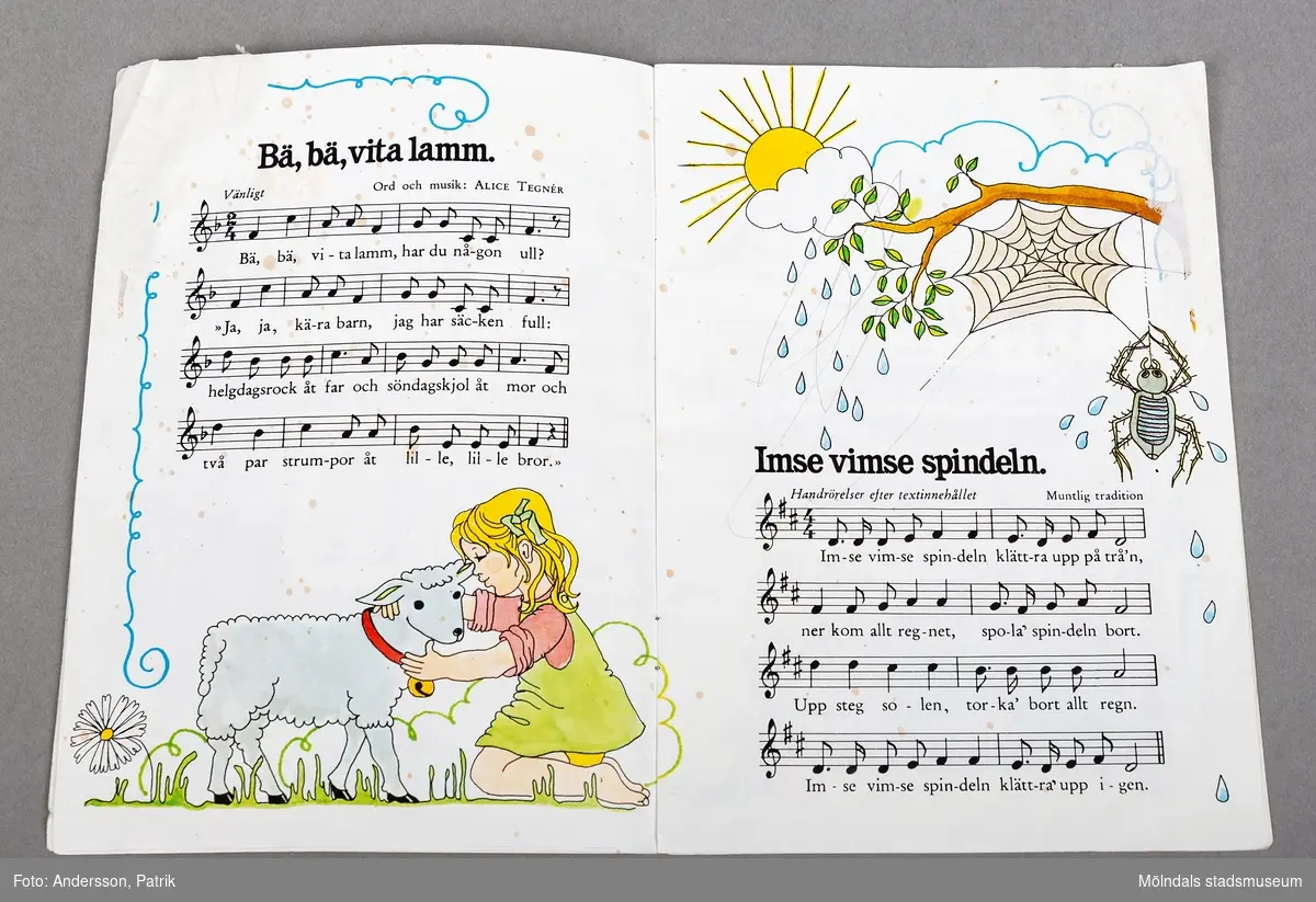 Ett tunnt häfte med barnsånger.
Framsidan är vit med svart huvudrubrik. Det finns en tecknad bild med en kvinna som sitter på en stol med ett barn i knäet. Hon håller i en bok och det kommer färglada tecknade toner från kvinnan. Bakom henne står ett större barn med en blå hatt med fjäder. I rummet finns också en hund på en trumma och ett barn i en hage. Det barnet håller i en flagga med texten Findus. En blå girlang omringar framsidan,
Inuti häftet finns färglagda teckningar och kända barnvisor av Alice Tegnér.