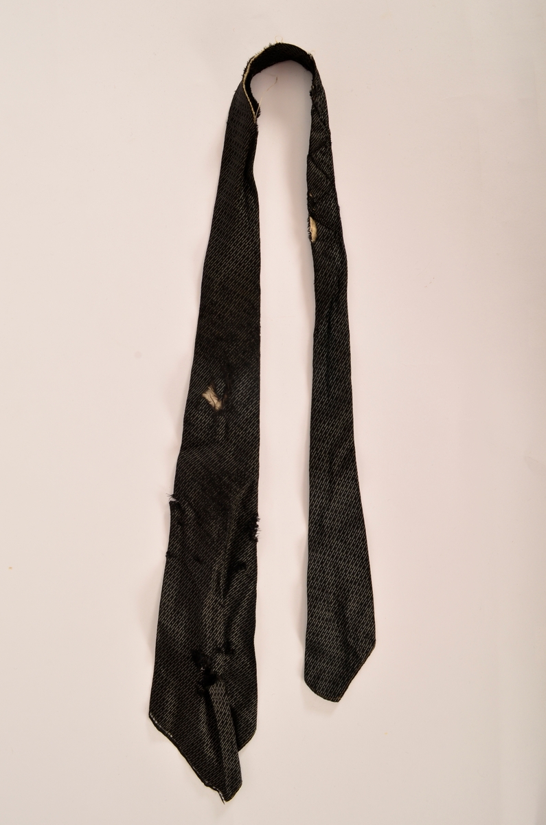 En samling flere slips; korte og lange, såkalte "jukseslips" med ferdig knute og sløyfer.
