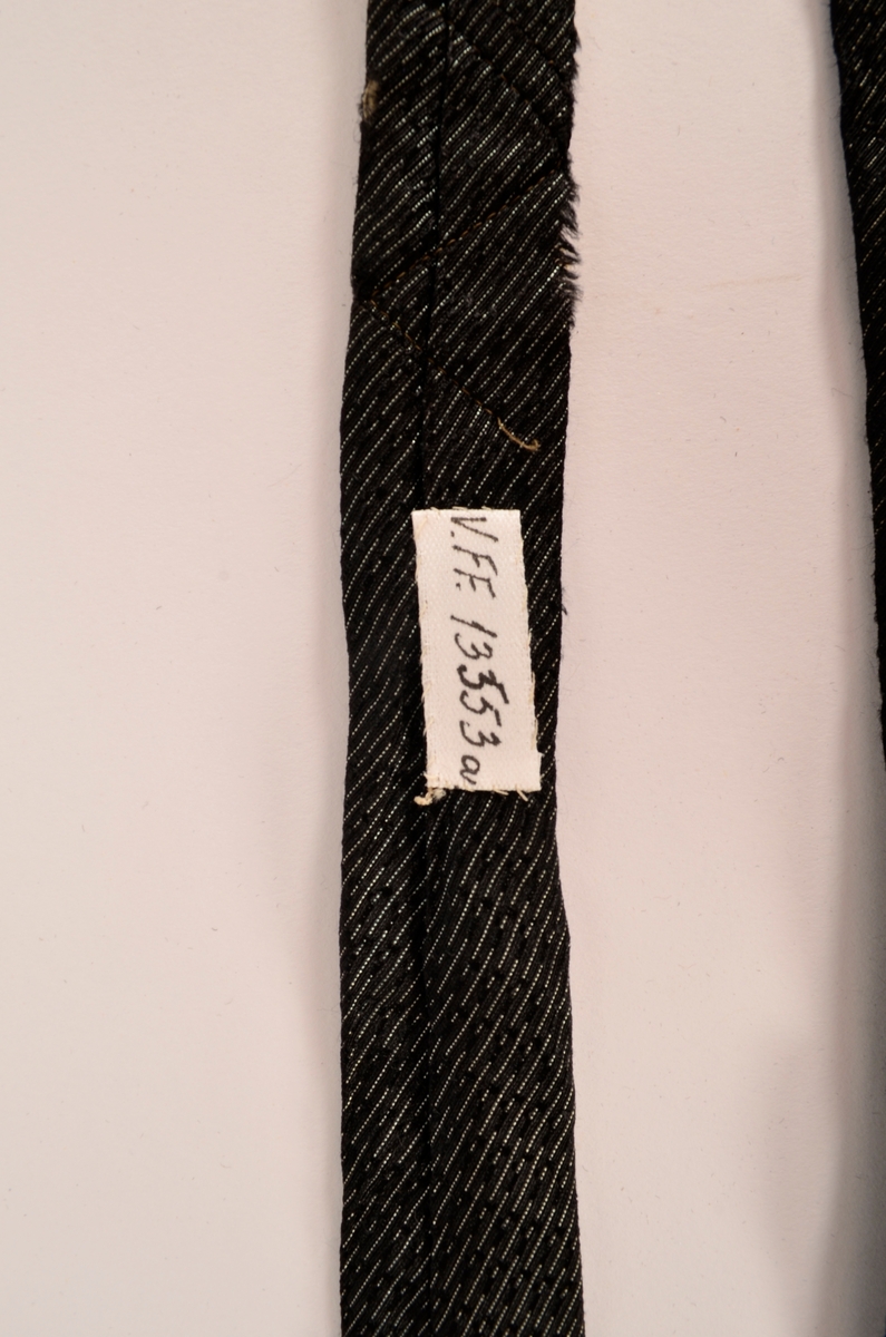 En samling flere slips; korte og lange, såkalte "jukseslips" med ferdig knute og sløyfer.