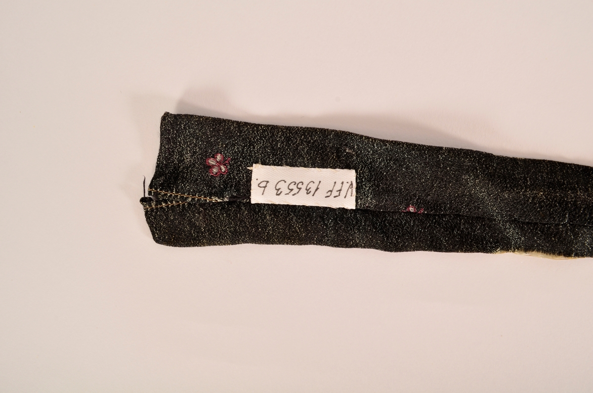 En samling flere slips; korte og lange, såkalte "jukseslips" med ferdig knute og sløyfer.