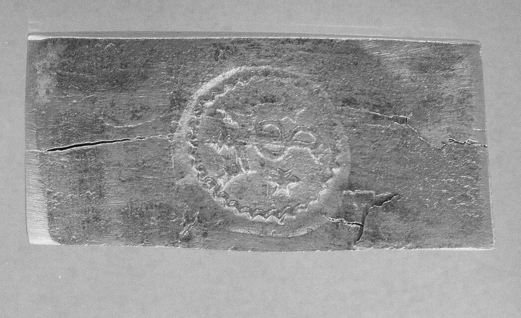 Avtryck av järnstämpel i prov av stångjärn. 